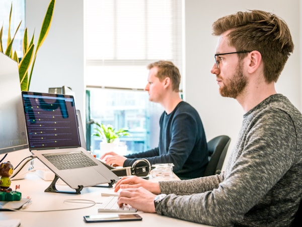 Equipo de consultores IT trabajando en soluciones para empresas